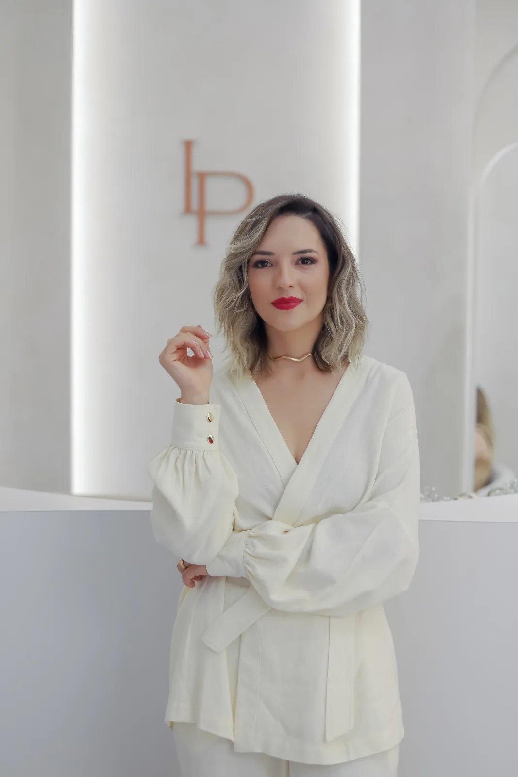 LePolli, fundadora e nail designer, no espaço da esmalteria em Itu