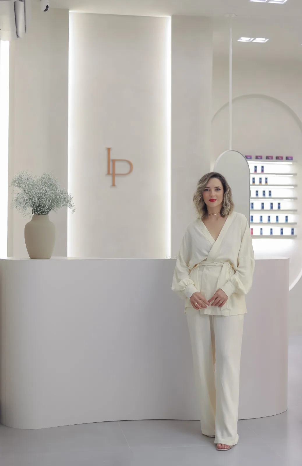 A fundadora da LePolli na recepção do nail spa em Itu
