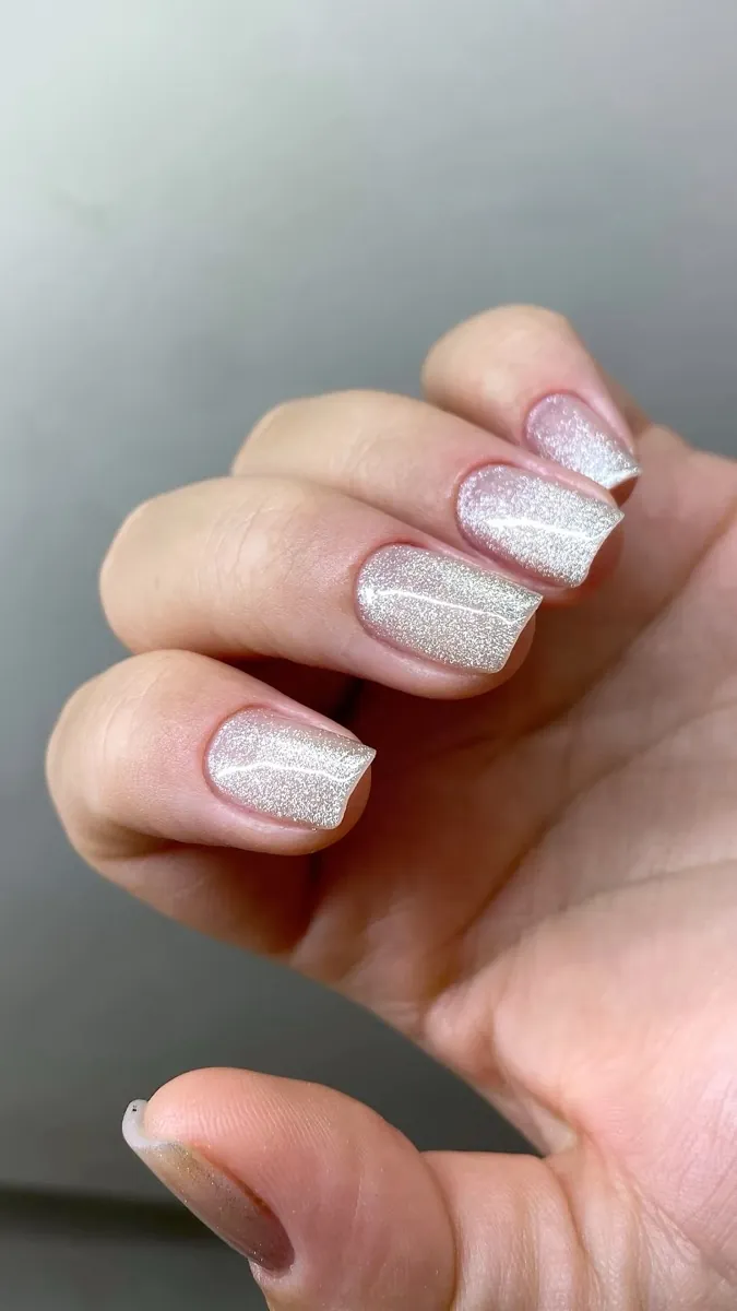 Unhas com brilho perolado