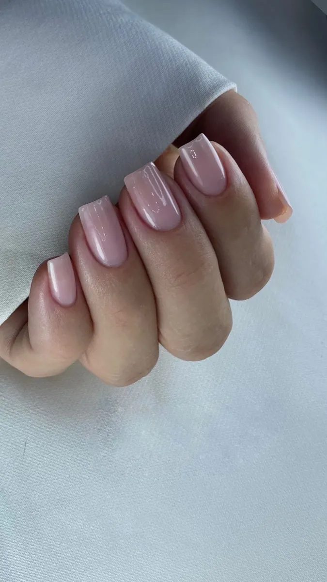 Unhas quadradas nude