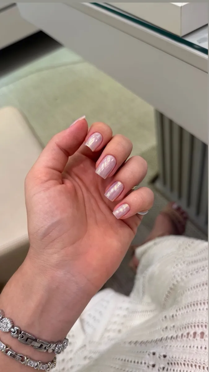 Unhas perola com bracelete